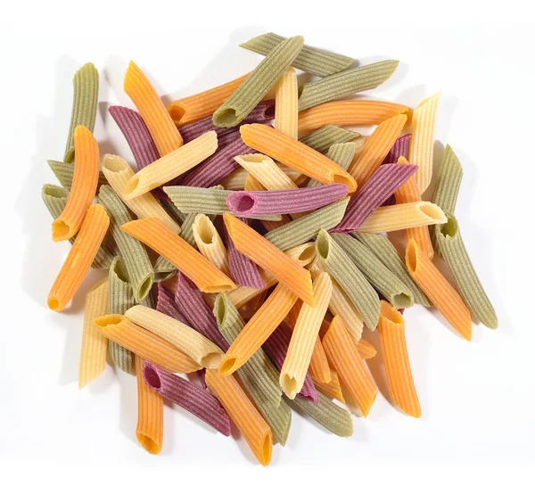 Un mucchio di penne di pasta italiana cruda colorata su un bianco — Foto Stock