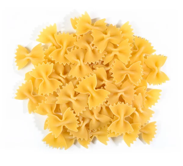 Un mucchio di farfalle di pasta italiana cruda su un bianco — Foto Stock