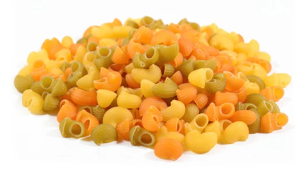 Un mucchio di tubi di pasta italiana cruda colorati rigano su un bianco — Foto Stock