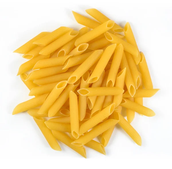 Tas de pâtes italiennes non cuites penne sur un blanc — Photo