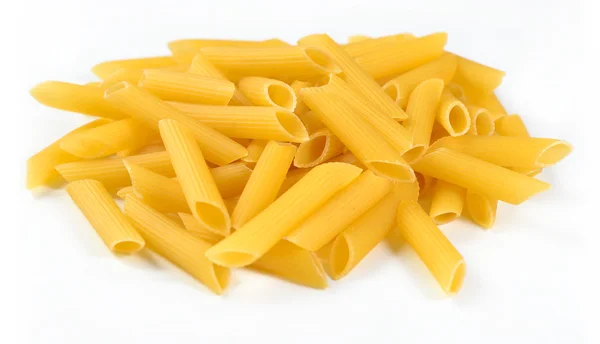 Un mucchio di penne di pasta italiana cruda su un bianco — Foto Stock