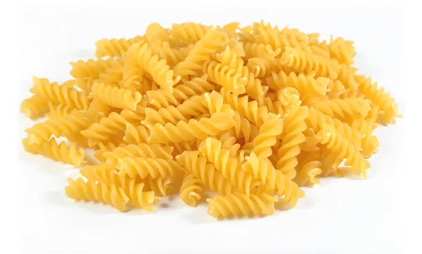 Un mucchio di fusilli di pasta italiana cruda su un bianco — Foto Stock