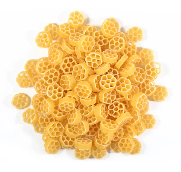 Pişmemiş makarna çeşitleri rotelle bir beyaz üzerine yığını