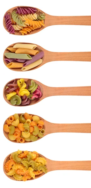 Conjunto de pasta italiana de color en una cuchara de madera sobre un blanco — Foto de Stock