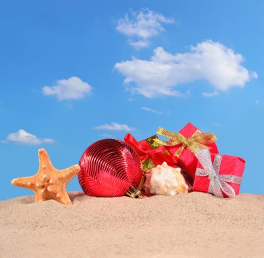 Noel süslemeleri kabukları ve denizyıldızı plaj kum üzerinde