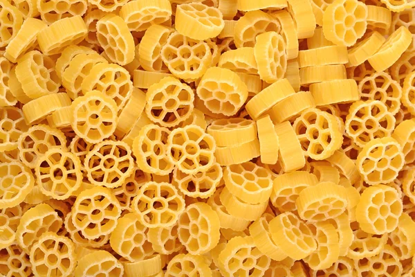 Rotelle de pasta italiana sin cocer como fondo — Foto de Stock