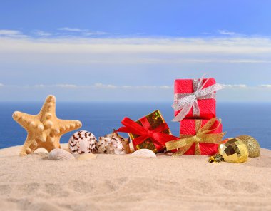 Noel süslemeleri kabukları ve denizyıldızı plaj kum üzerinde
