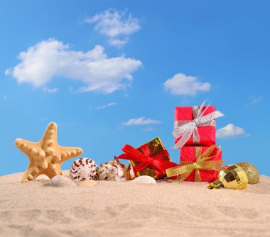 Noel süslemeleri kabukları ve denizyıldızı plaj kum üzerinde