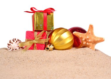 Noel süslemeleri deniz ve kum üzerinde bir plajda denizyıldızı 