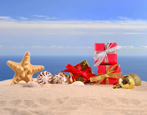 Weihnachtsdekoration Muscheln und Seesterne am Strand Sand — Stockfoto