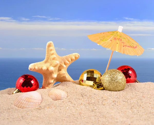 Рождественские украшения ракушки и морские звезды на песке — стоковое фото