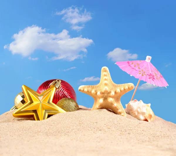 Decorações de Natal conchas e estrelas do mar em uma areia de praia — Fotografia de Stock