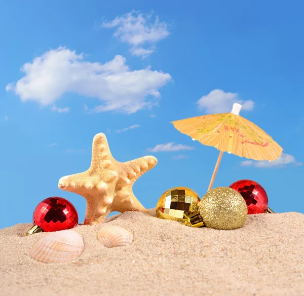 Decorações de Natal conchas e estrelas do mar em uma areia de praia — Fotografia de Stock