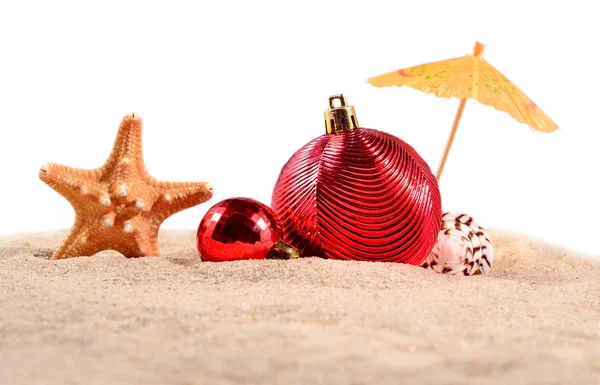 Decoraciones navideñas conchas marinas y estrellas de mar en una playa de arena en — Foto de Stock