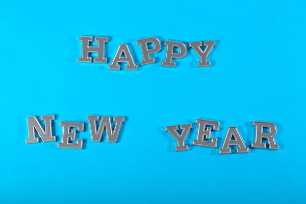 С Новым годом серебряный текст на голубом — стоковое фото