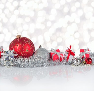 Kırmızı ve gümüş Noel süsleri 