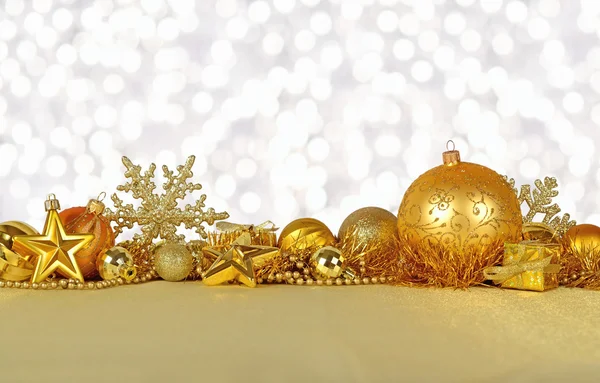 Decoraciones navideñas doradas — Foto de Stock