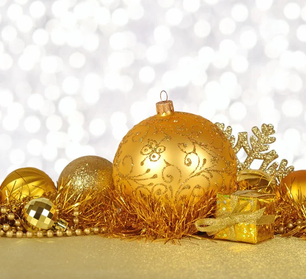 Decoraciones navideñas doradas — Foto de Stock