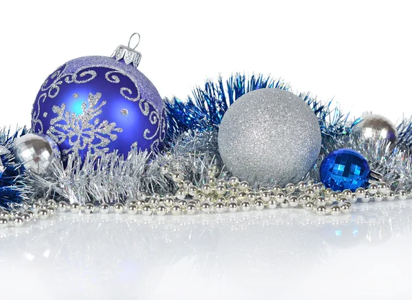 Decoraciones navideñas azules y plateadas sobre un blanco — Foto de Stock