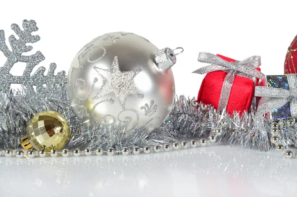 Czerwone i srebrne ozdoby świąteczne na białym — Zdjęcie stockowe