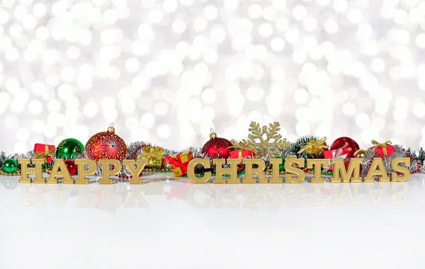 快乐圣诞金色文本和圣诞装饰品 — 图库照片