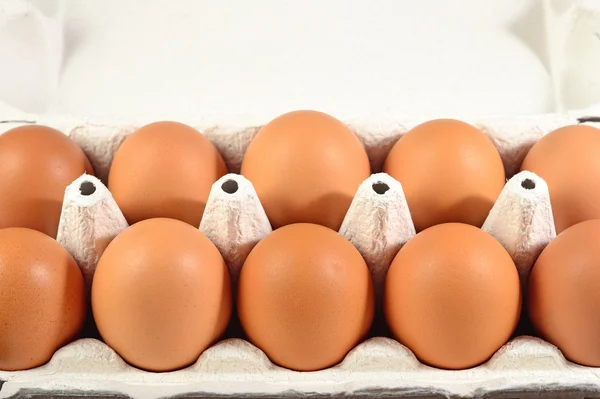 Karton mit frischen braunen Eiern — Stockfoto