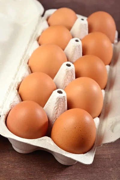Karton mit frischen braunen Eiern — Stockfoto