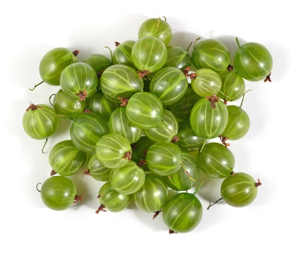 Haufen frischer grüner Stachelbeeren in Nahaufnahme auf einem weißen — Stockfoto