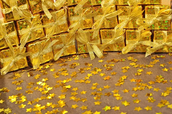 Gouden geschenken en gouden sterren — Stockfoto