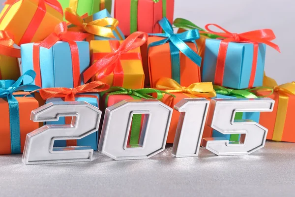 Silberne Zahlen des Jahres 2015 auf dem Hintergrund von Geschenken — Stockfoto