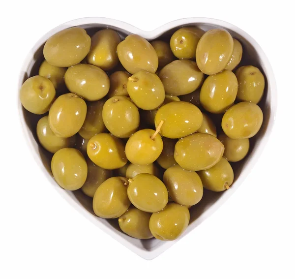 Aceitunas verdes en plato en forma de corazón sobre un blanco —  Fotos de Stock