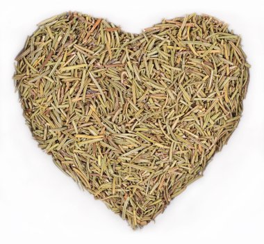 Rosemary bir beyaz üzerinde kalp şeklinde kurutulmuş