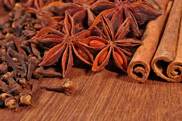 Star anise, cinnamon sticks and cloves — Stock Photo, Image