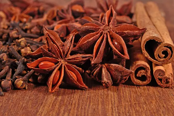 Star anise, cinnamon sticks and cloves — Stock Photo, Image