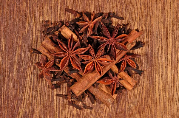 Star anise, cinnamon sticks and cloves — Stock Photo, Image