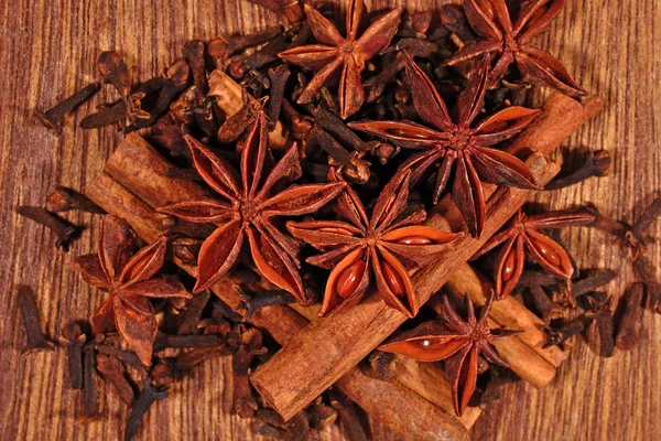 Star anise, cinnamon sticks and cloves — Stock Photo, Image