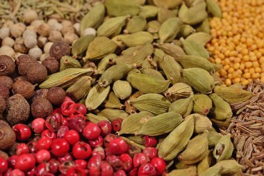 Çeşitli baharatlar yığını