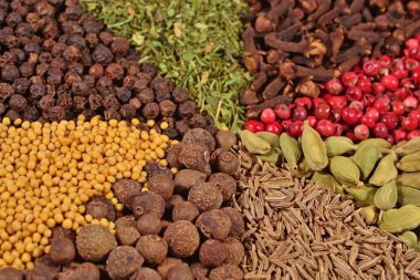 Çeşitli baharatlar yığını