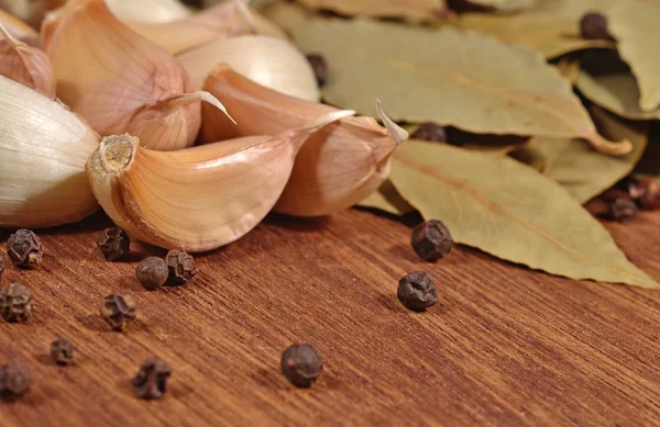 Garlic, bay leaves and peppercorns — Stock Photo, Image