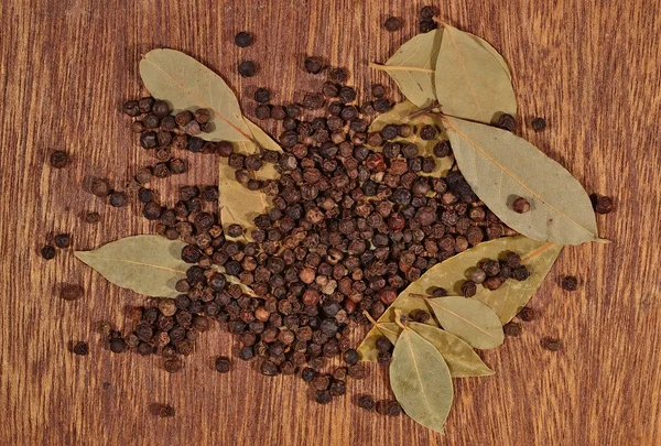 Heap of bay leaves and peppercorns — Stock Photo, Image