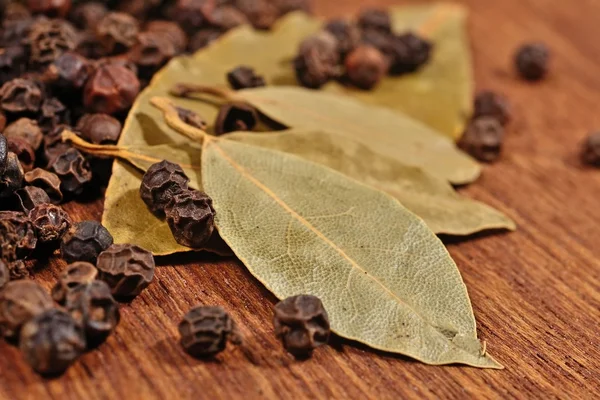 Bay leaves and peppercorns — Stock Photo, Image