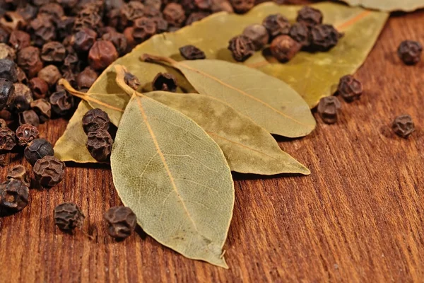 Bay leaves and peppercorns — Stock Photo, Image