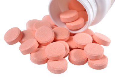 Şişe bir beyaz üzerine pembe hap dışarı dökülme