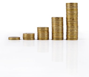 Giderek daha yüksek bir beyaz altın sikke yığını