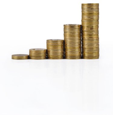 Giderek daha yüksek bir beyaz altın sikke yığını 