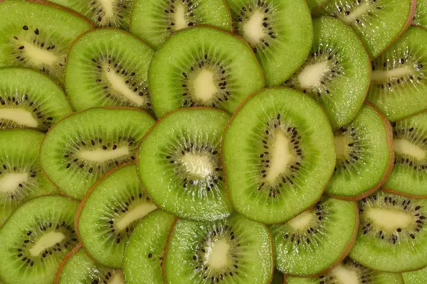 Gesneden kiwi vruchten achtergrond — Stockfoto