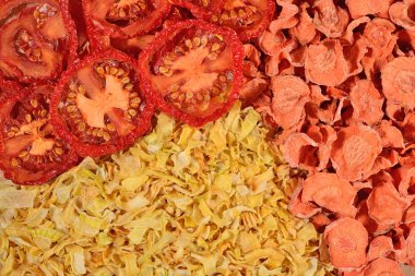 Kurutulmuş domates, havuç ve soğan arka plan 