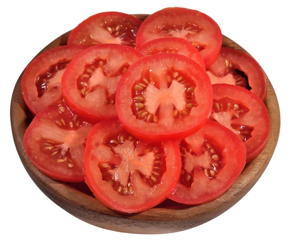 Plastry pomidora w drewniana miska na białym — Zdjęcie stockowe