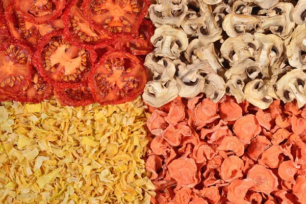 Torkade tomater, morötter, lök och svamp bakgrund — Stockfoto