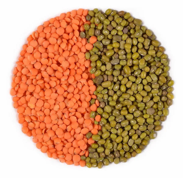 Zelené fazole Mungo a červenou čočkou syrové na bílé — Stock fotografie